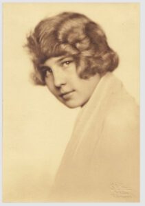 Madame D`Ora (d.i.Dora Kallmus), Portrait-Photographie einer jungen Frau, 1920er-image