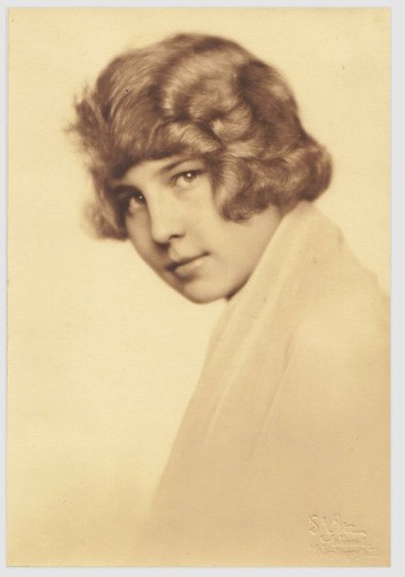 Madame D`Ora (d.i.Dora Kallmus), Portrait-Photographie einer jungen Frau, 1920er