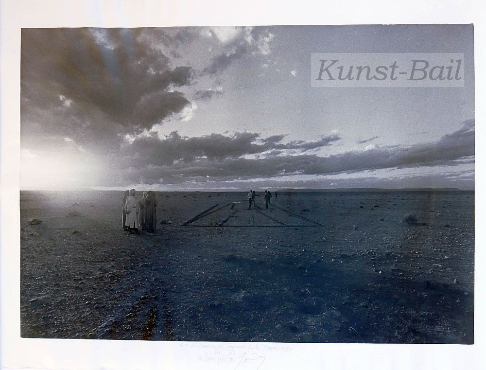 Hansjörg Voth, Einmessen des Fundaments für die „Himmelstreppe“, Schwarzweißfotographie, 1985-image