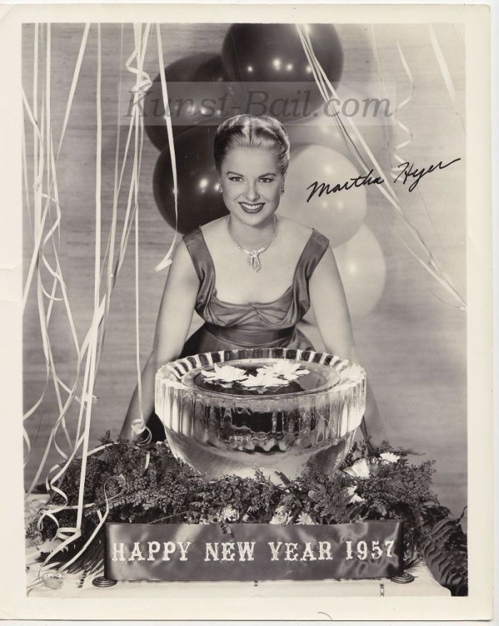 Martha Hyer, Autogramm auf Großfoto, 1957-image