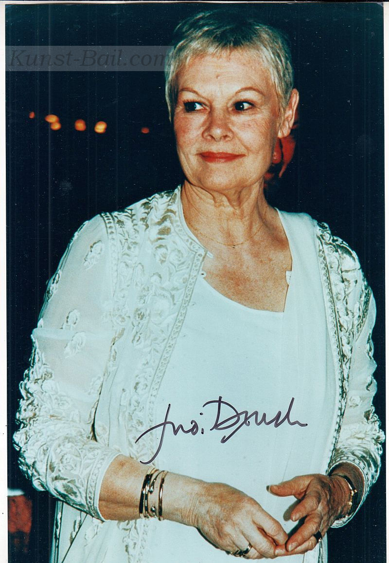 Judi Dench, Autogramm auf großem Farb-Foto-image