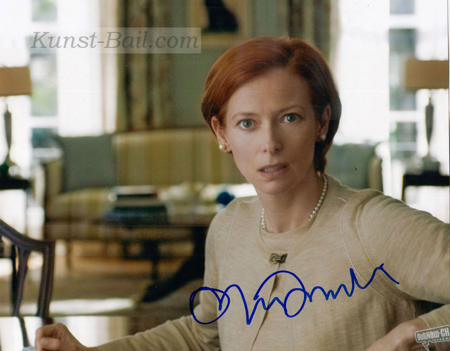 Tilda Swinton, Autogramm auf großem Szenenfoto-image