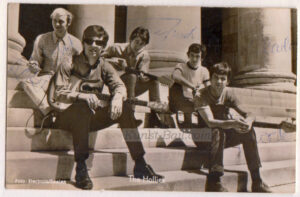 The Hollies – Graham Nash, Allen Clarke, Tony Hick, Bobby Elliott, Eric Haydock, 5 Original-Autogramme auf Postkarte-image